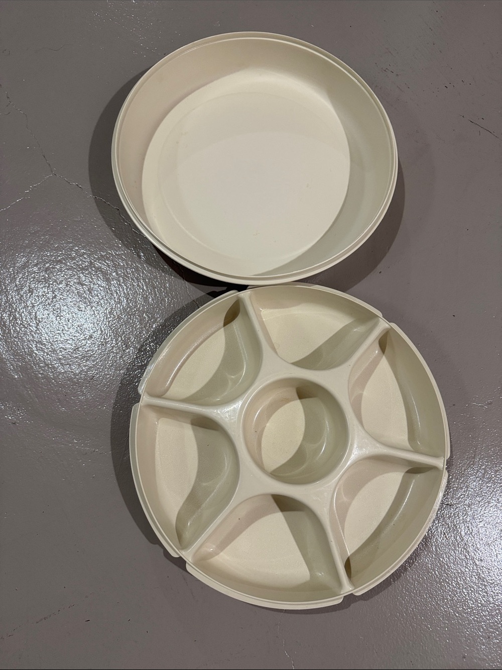 Tupperware Cream Multi-Compartment Snack Tray